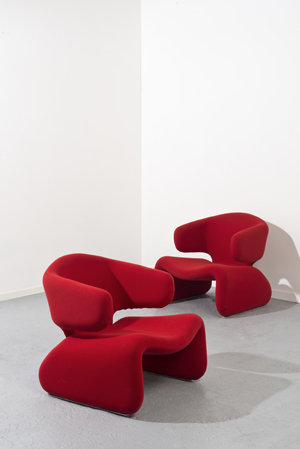 Olivier MOURGUE - Paire de fauteuils modèle « Djinn », garniture de tissu rouge. Édition Airborne. Hauteur : 70 cm, Largeur : 70 cm, Profondeur : 68 cm